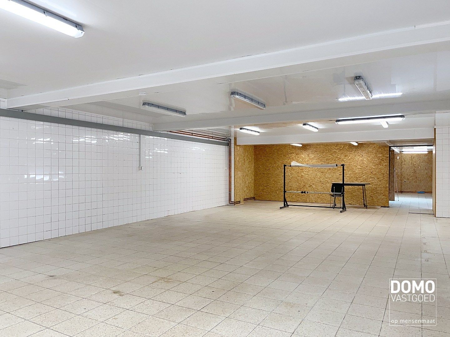 Commercieel gelegen handelspand met inclusief bovenliggend appartement te Kermt. foto 9