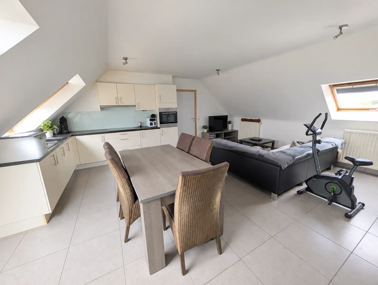 Ruim 2-slaapkamer app met staanplaats  foto {{pictureIndex}}