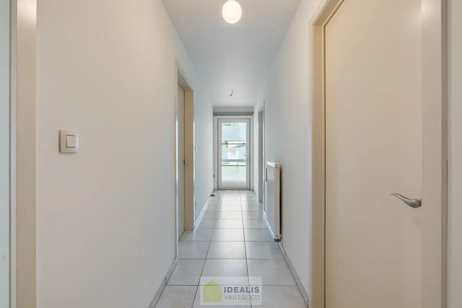 IDEALIS VASTGOED - PRACHTIG  EN LUXUEUS GELIJKVLOERS APPARTEMENT VAN MAAR LIEFST +-122M² IN EEN KLEINSCHALIGE RESIDENTIE MET 2 SLAAPKAMERS, AANGENAME LEEFRUIMTE MET AANSLUITEND KEUKEN MET KEUKENEILAND, BADKAMER VOORZIEN VAN BAD EN DOUCHE, ZEER RUIME GARAGE (+-28M²) EN TERRAS MET AANGELEGDE TUIN . Zeer geschikt voor kandidaten op zoek naar betaalbare woonruimte in zeer goede staat vlak bij de stadskern van Bree! foto 13