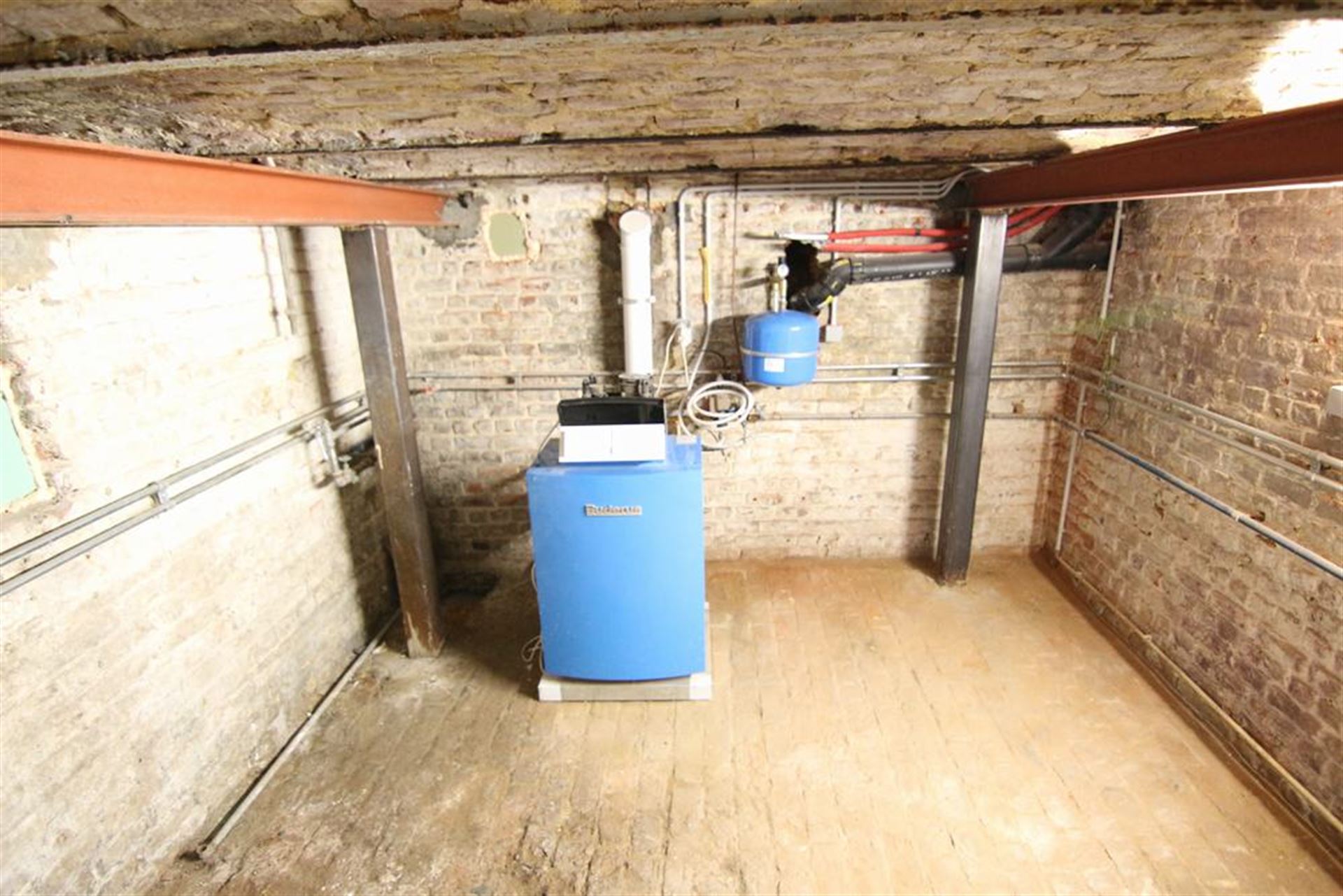Volledig gerenoveerde woning met tuin foto 23