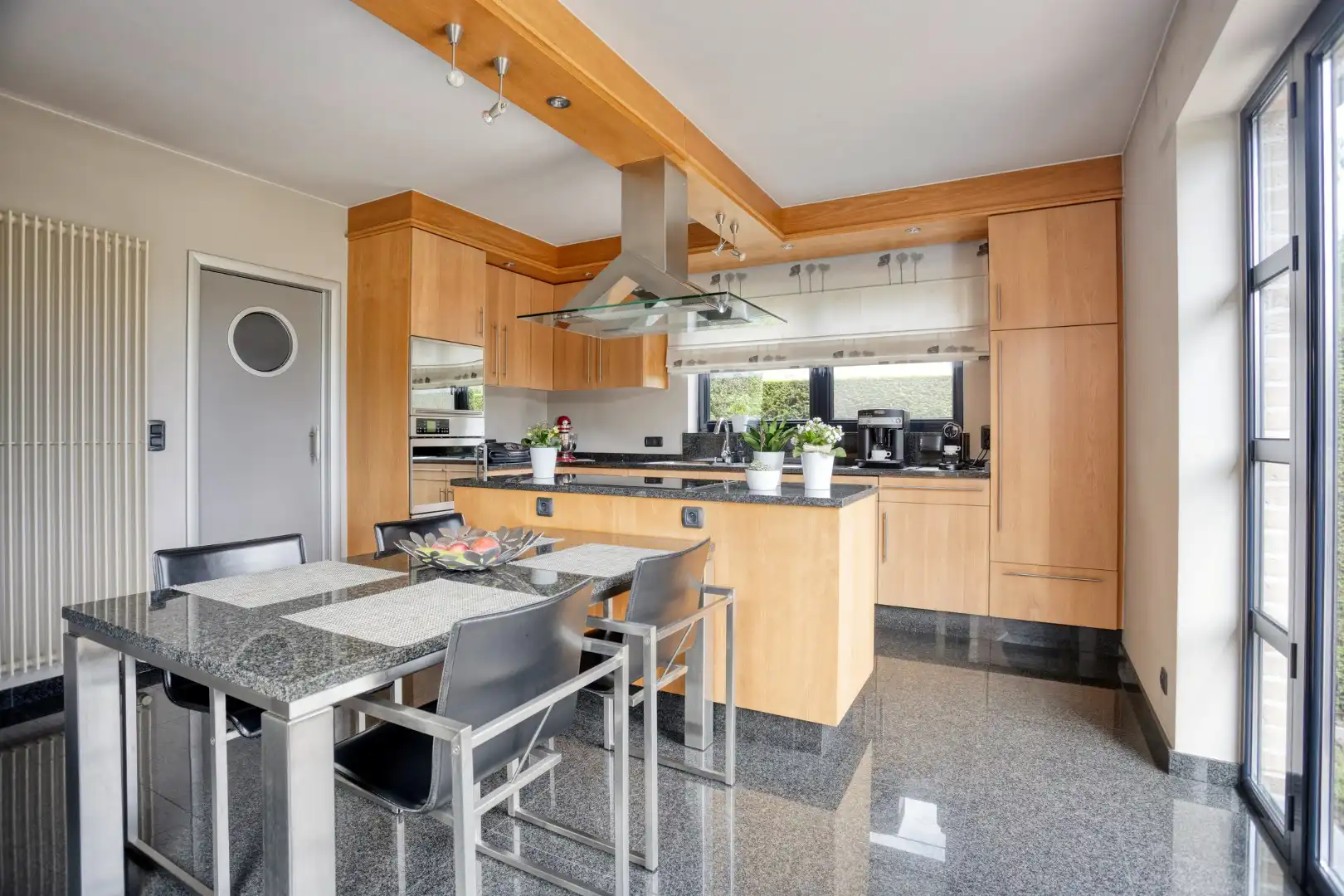 Landelijk en stijlvol wonen in alle rust – Ruime villa met fraai aangelegde tuin foto 10