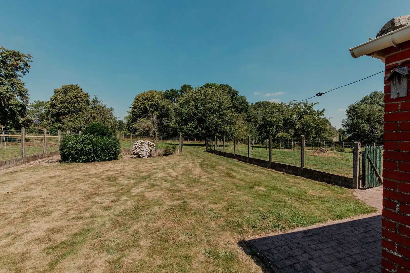 Ruime gezinswoning met grote tuin foto 6
