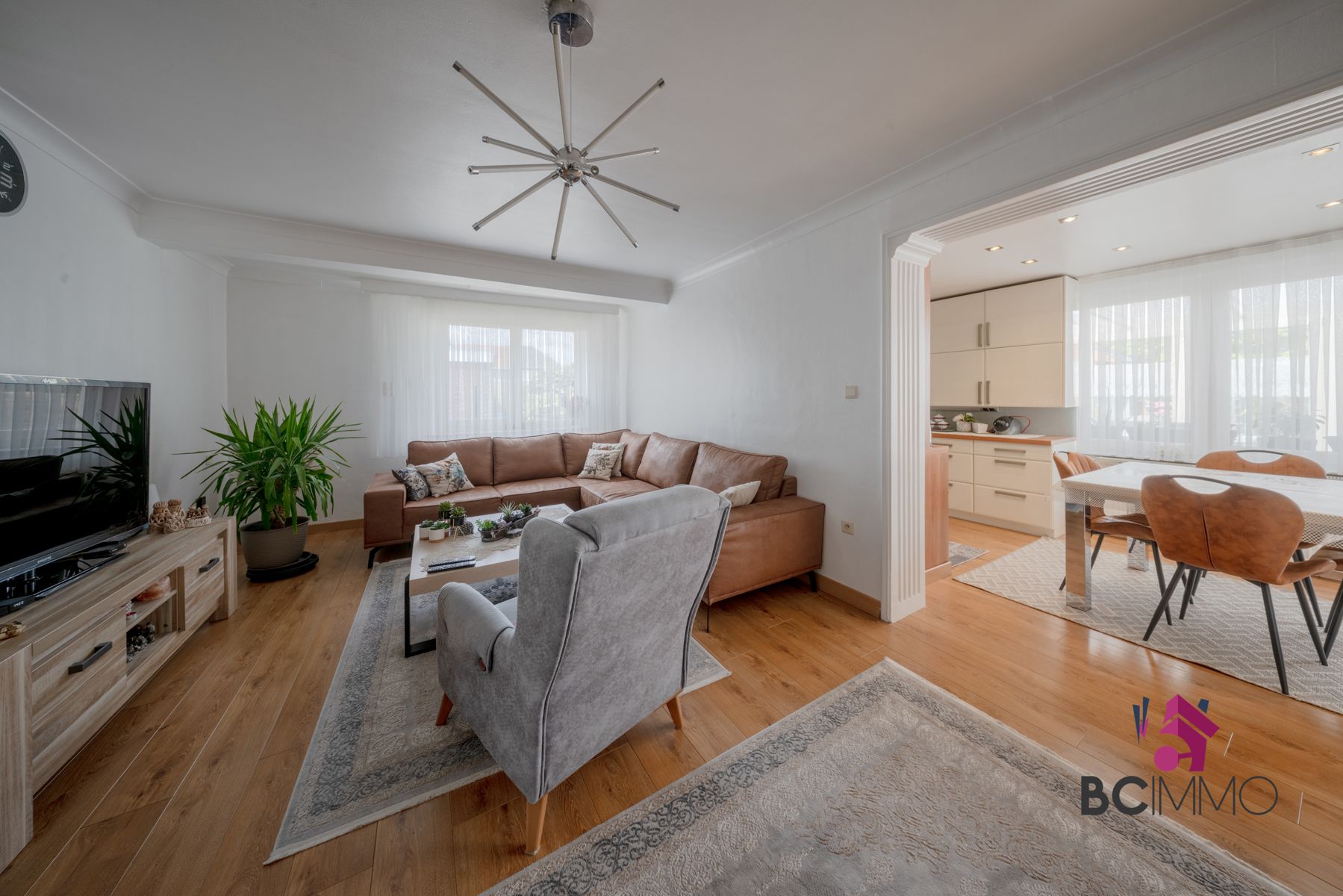 Instapklare halfopen woning met een mooie veranda in een rustige buurt foto 10