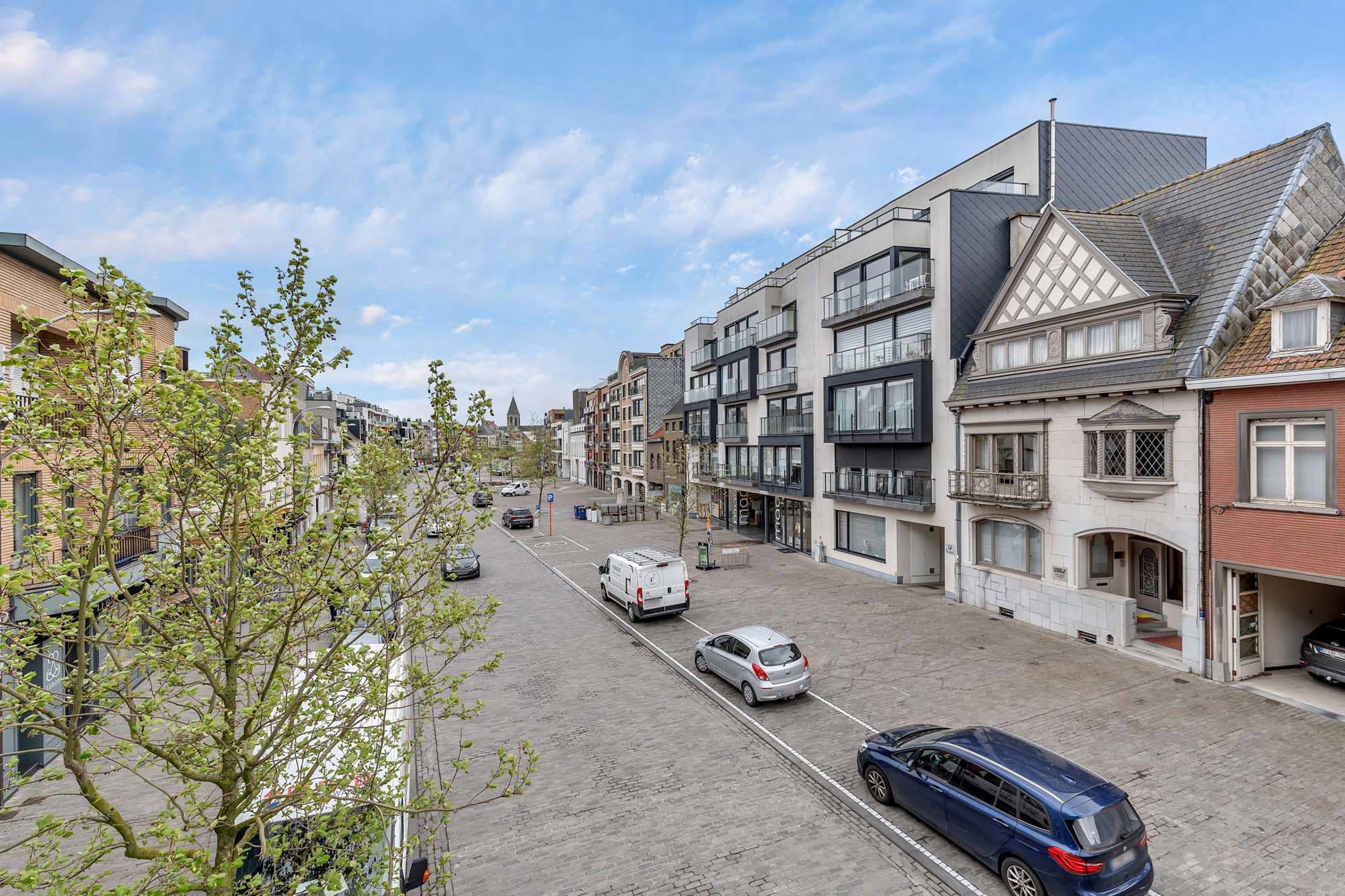 Zeer modern appartement met autolift en mooi verzicht op de markt in Deinze foto 2