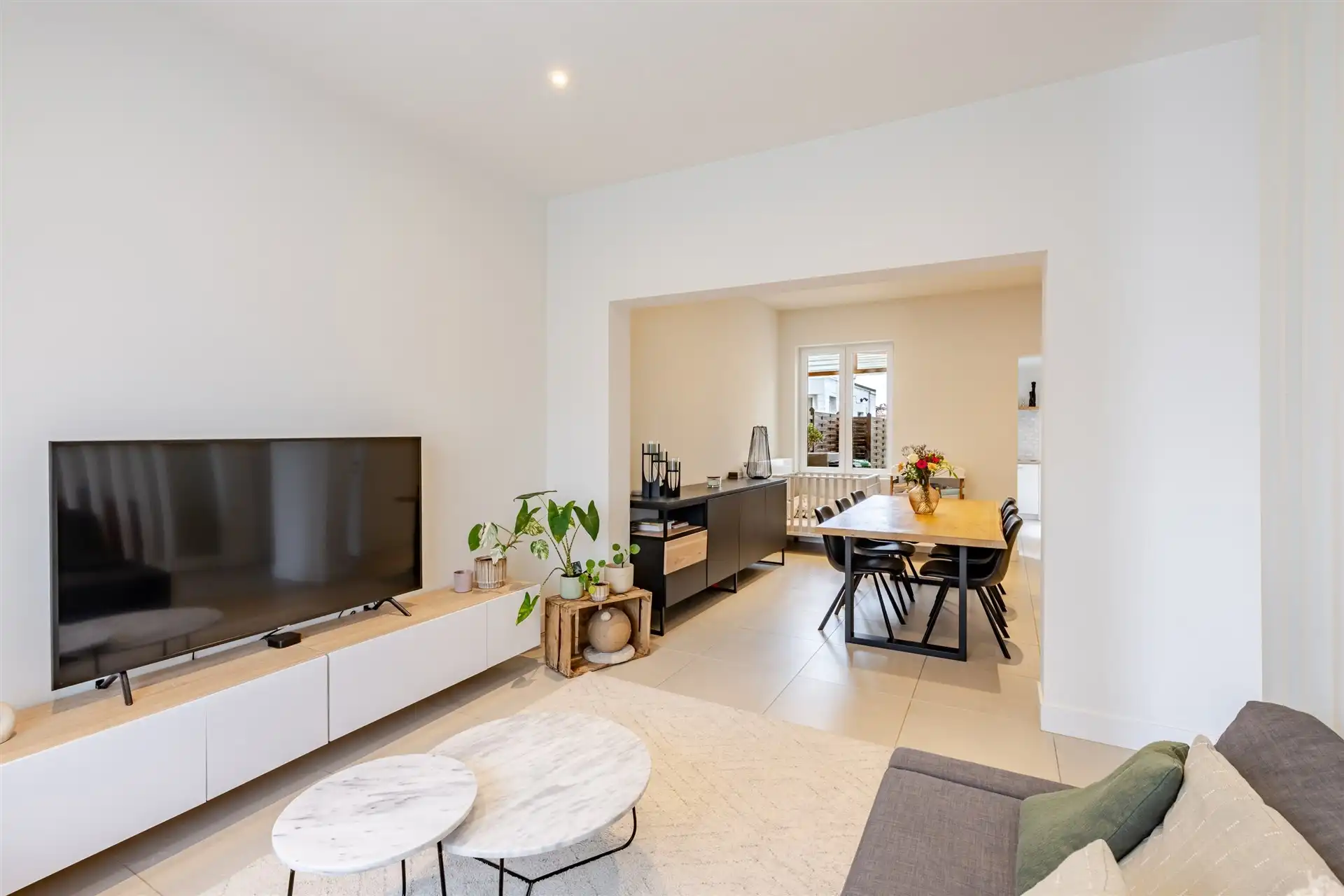 Instapklare gezinswoning tegenover het Rozekensbos in Aalst foto {{pictureIndex}}