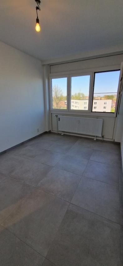 Volledig vernieuwd APPARTEMENT op de 4de verdieping met 2 slaapkamers, ondergrondse kelder en garage in het hoofdgebouw foto 32