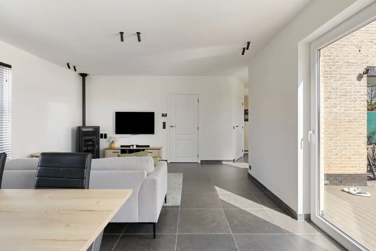 Instapklare gerenoveerde woning te Zwalm foto 4