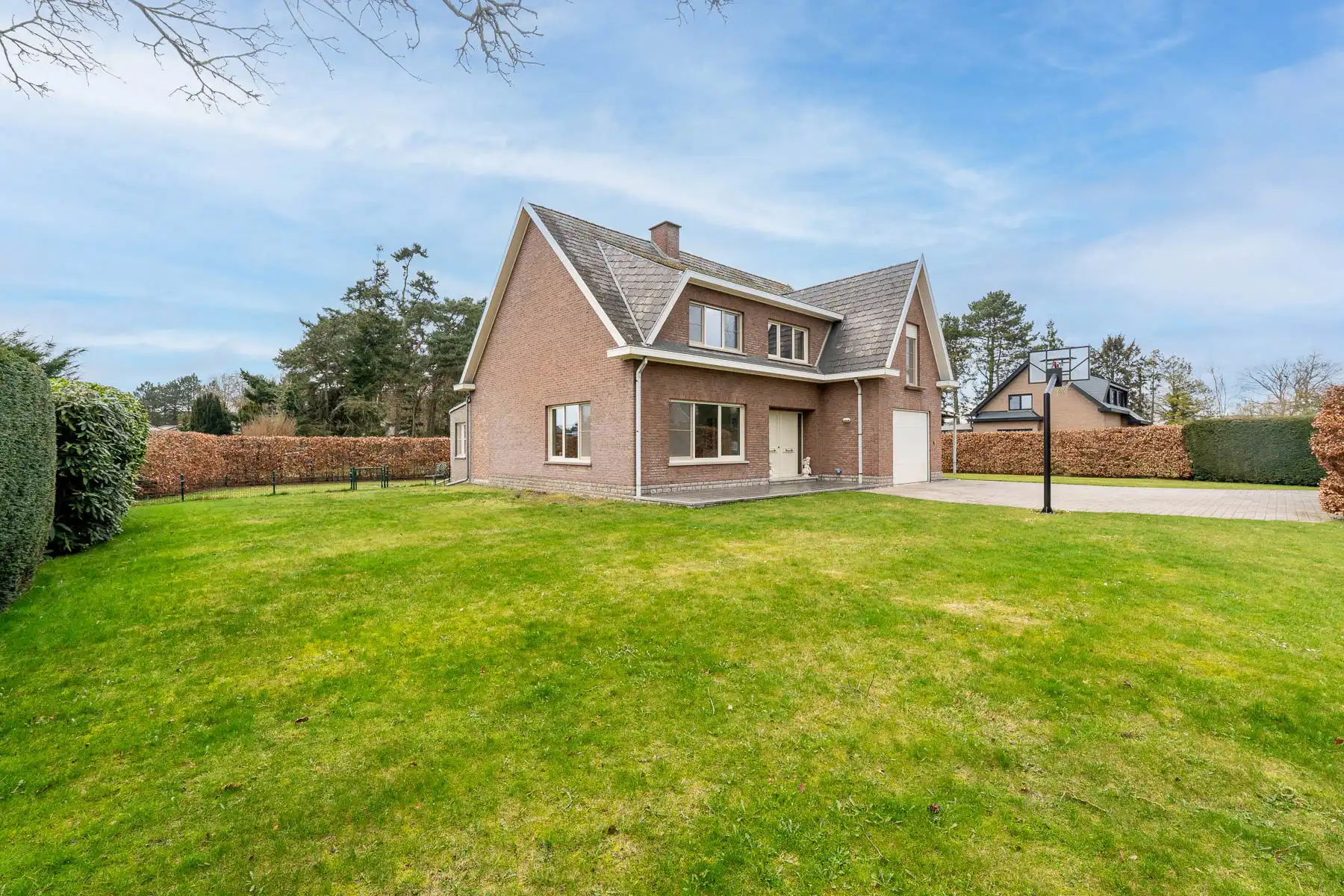 Prachtige villa omgeven door groen foto 3