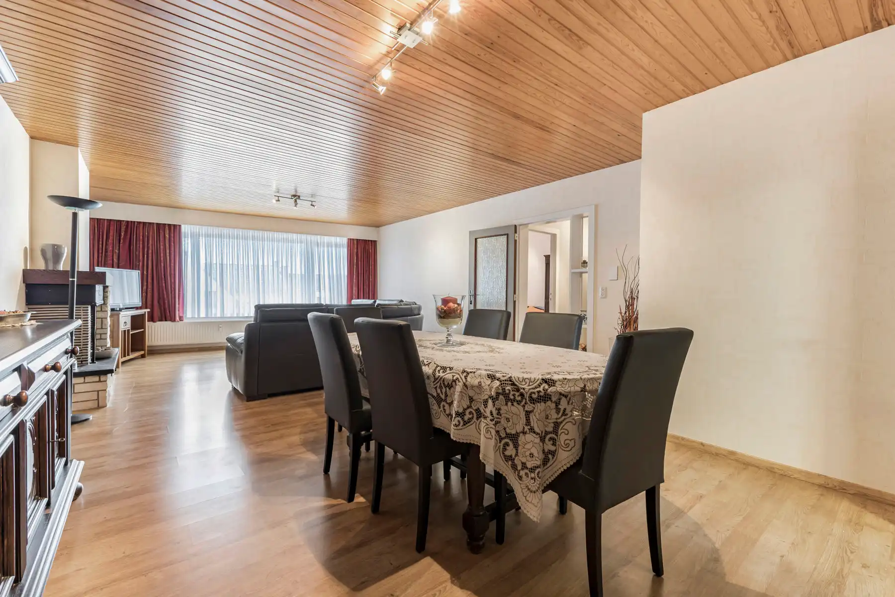 Goed gelegen appartement met 2 slaapkamers en bureau foto 5