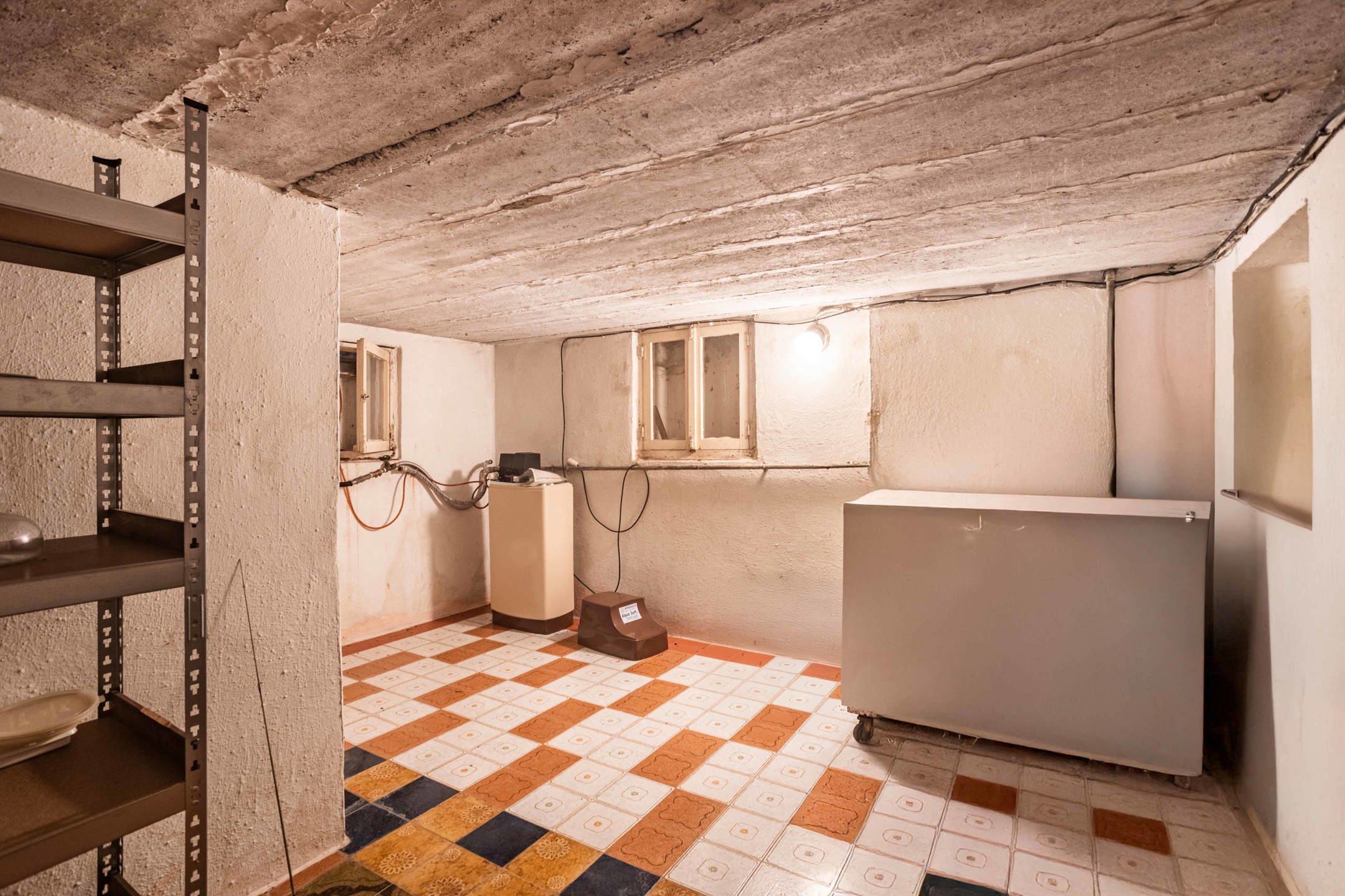 Te renoveren solide woning met garage op uitstekende locatie foto 21