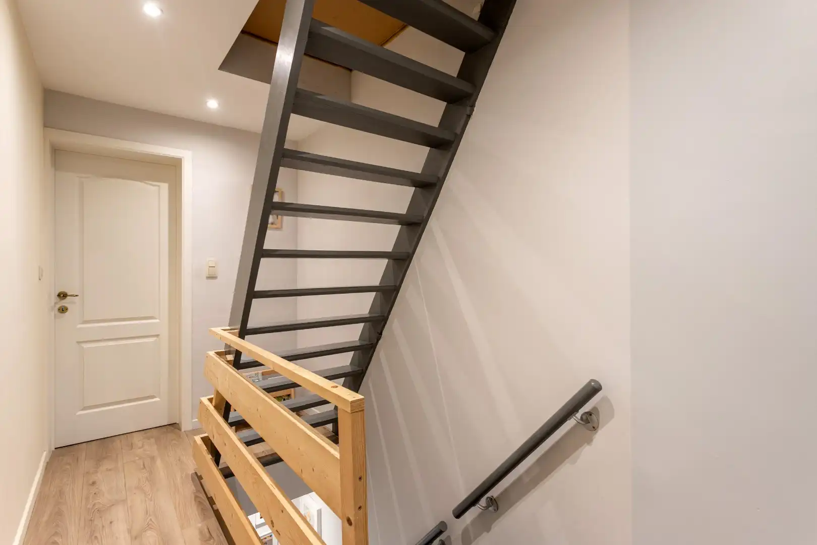 Instapklare woning met tuin te Sint-Pieters-Leeuw foto 10