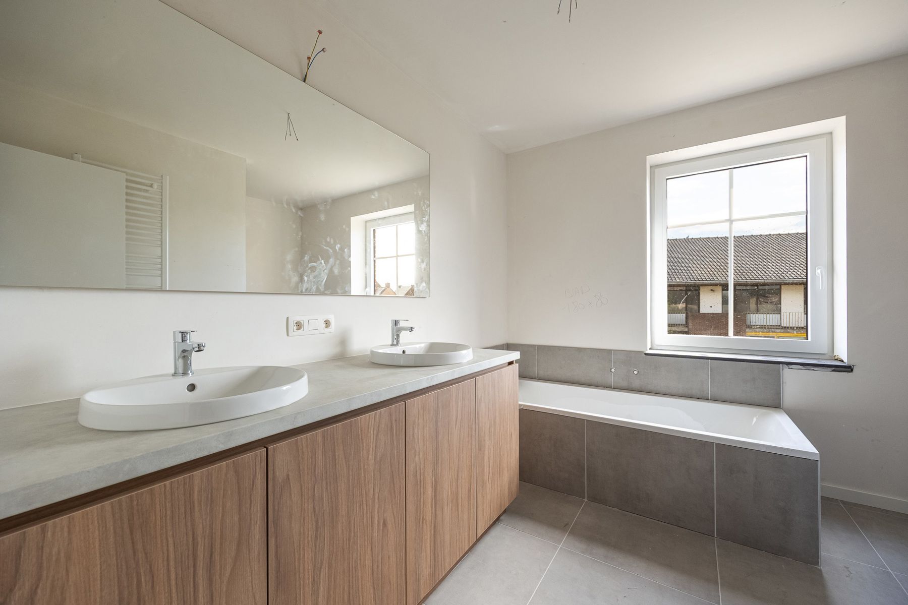 Ruime gezinswoning (ca 245 m²) met 3 slaapkamers op perceel van ca. 330 m². foto 8