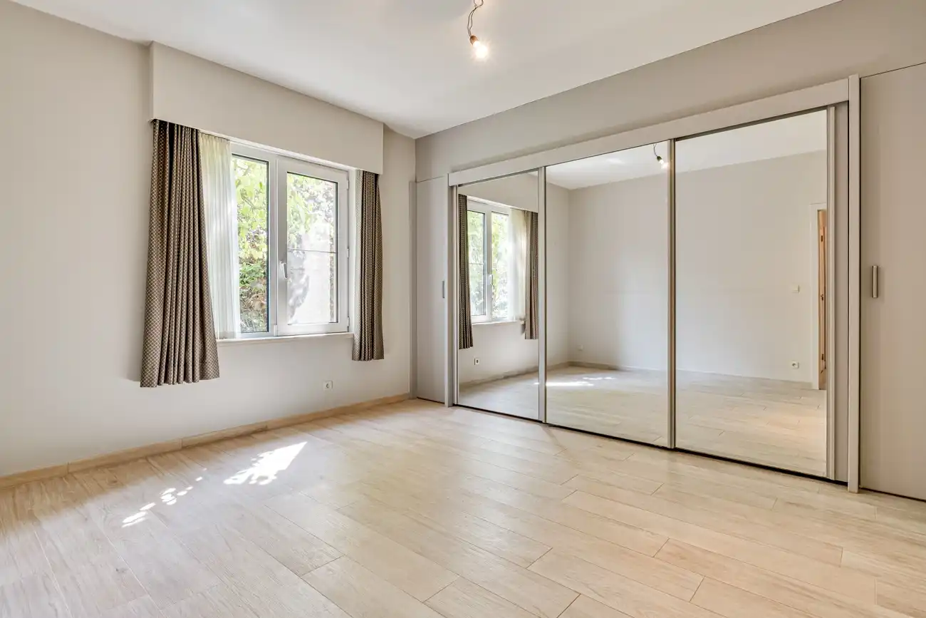 Ruime en degelijke open woning met inpandige garage en gezellige zuidwest georiënteerde tuin op een rustige locatie nabij het centrum van Lochristi! foto 12
