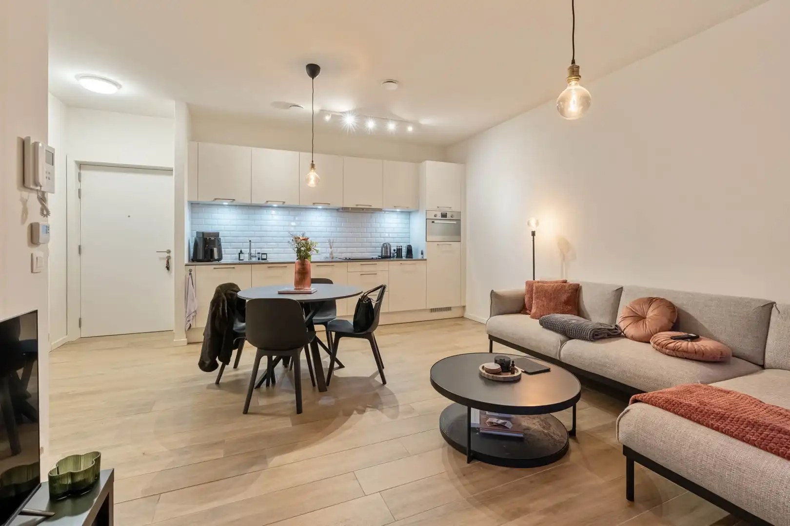 QUARTIER BLEU - Stijlvol 1-slaapkamerappartement met gezellig terras, op topligging nabij het centrum. foto 3