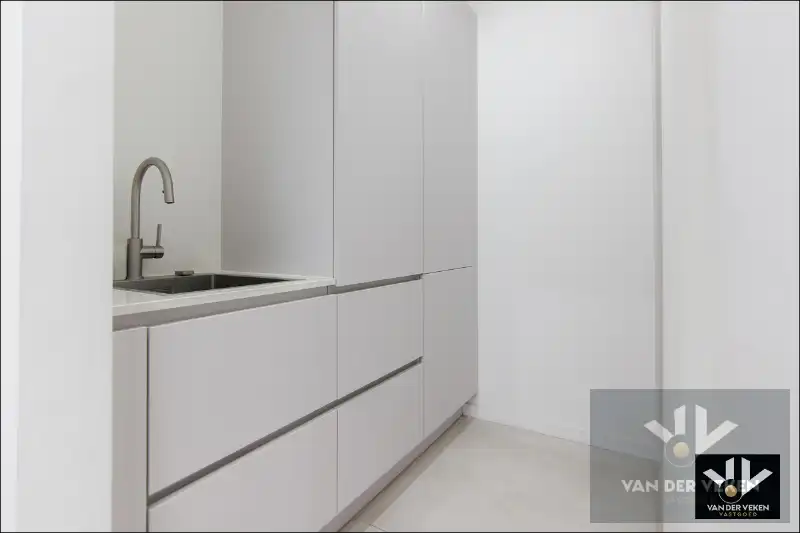 Voll gerenoveerde woning met 5 slpk 3 badk foto 7