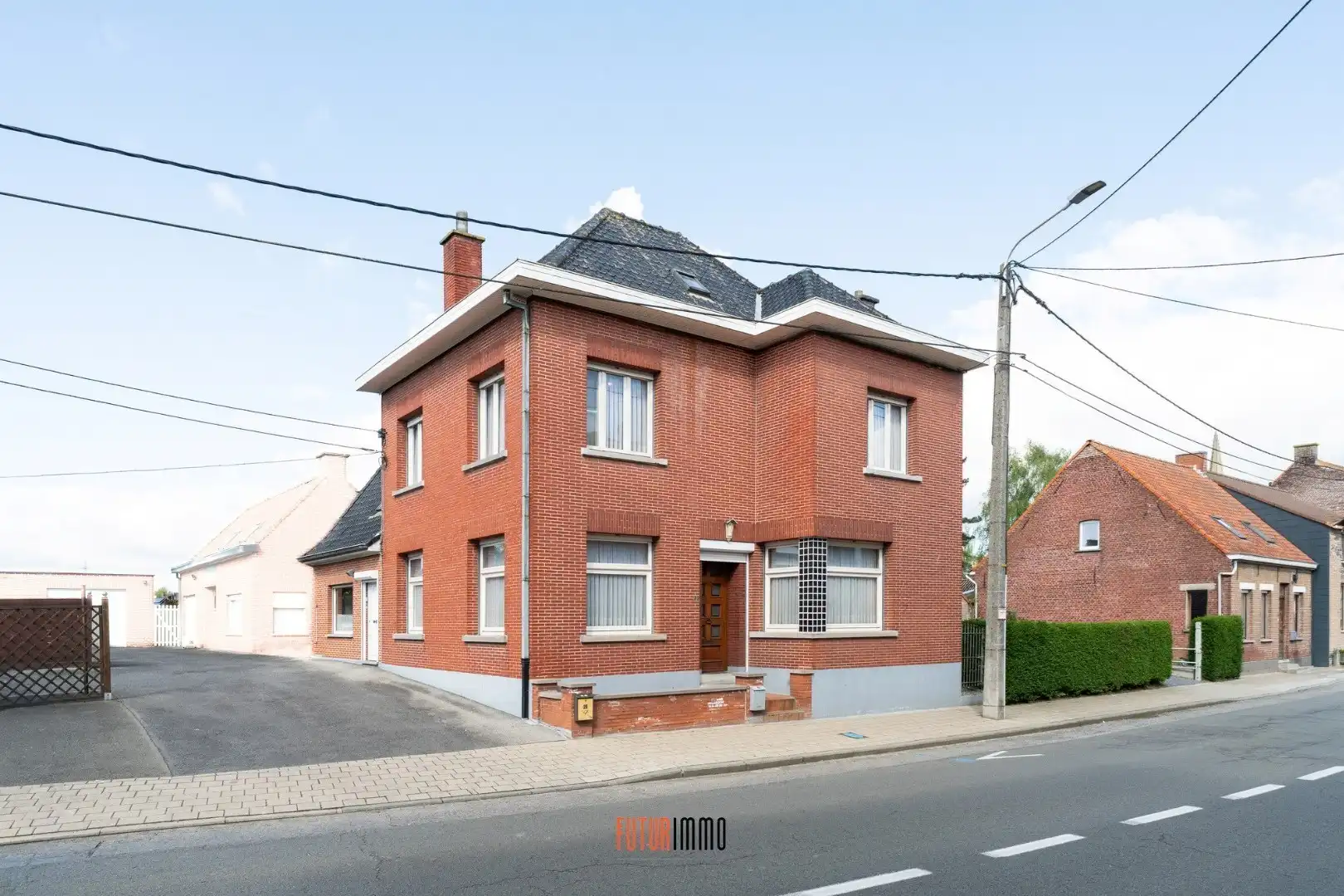 Hoofdfoto van de publicatie: Karaktervolle alleenstaande woning in Rumbeke