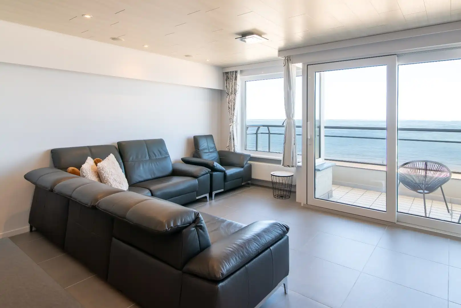 Modern 2 slaapkamer appartement met zeezicht aan de kust foto 8