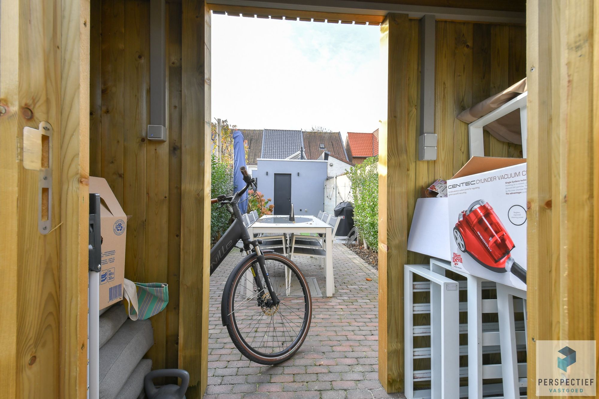 Recent (2024) gerenoveerde lichtrijke woning met tuin en uitweg foto 22