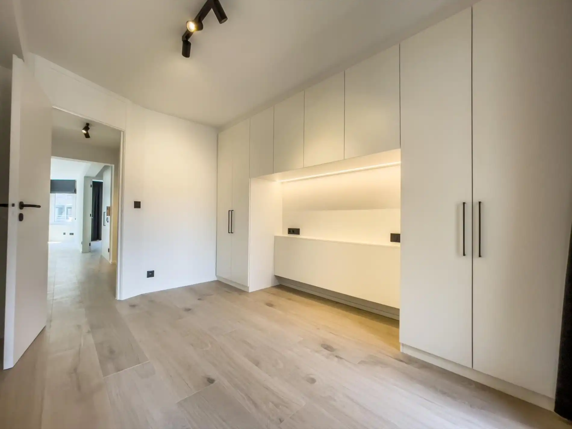 Zonnig, volledig gerenoveerd en ongemeubeld appartement gelegen in de buurt van het Rubensplein met zijdelings zeezicht. foto 12