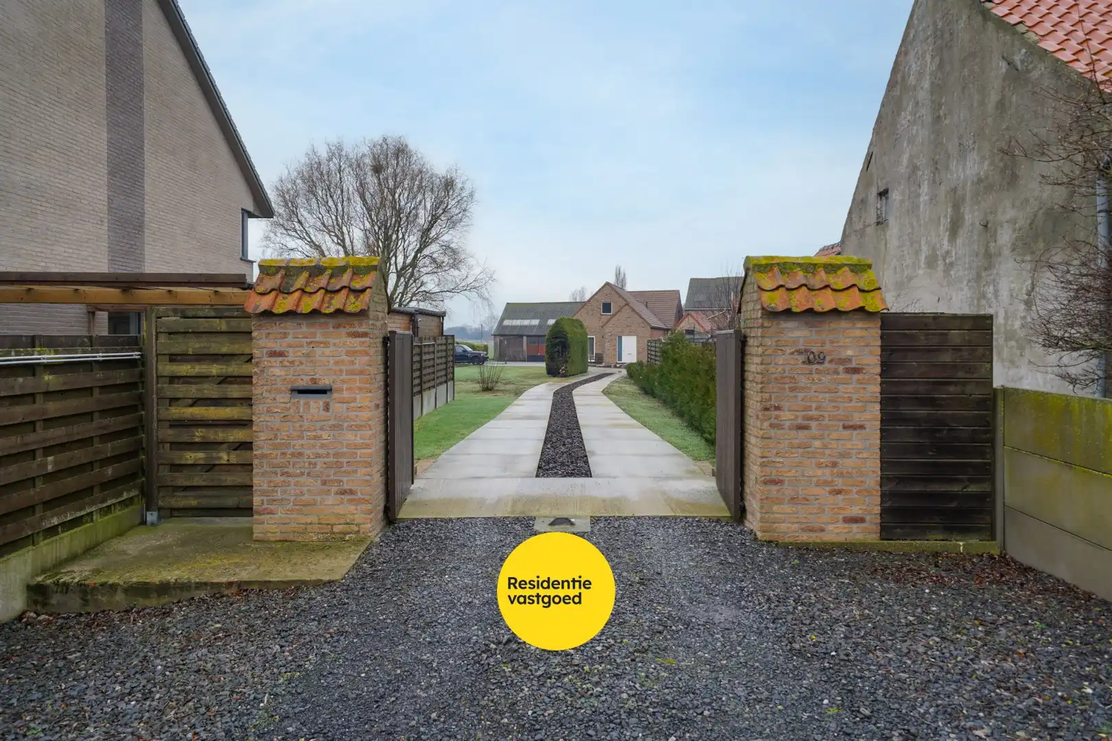 Alleenstaande woning op ruim perceel met vernieuwd woongedeelte en loods (80 m²) foto 2