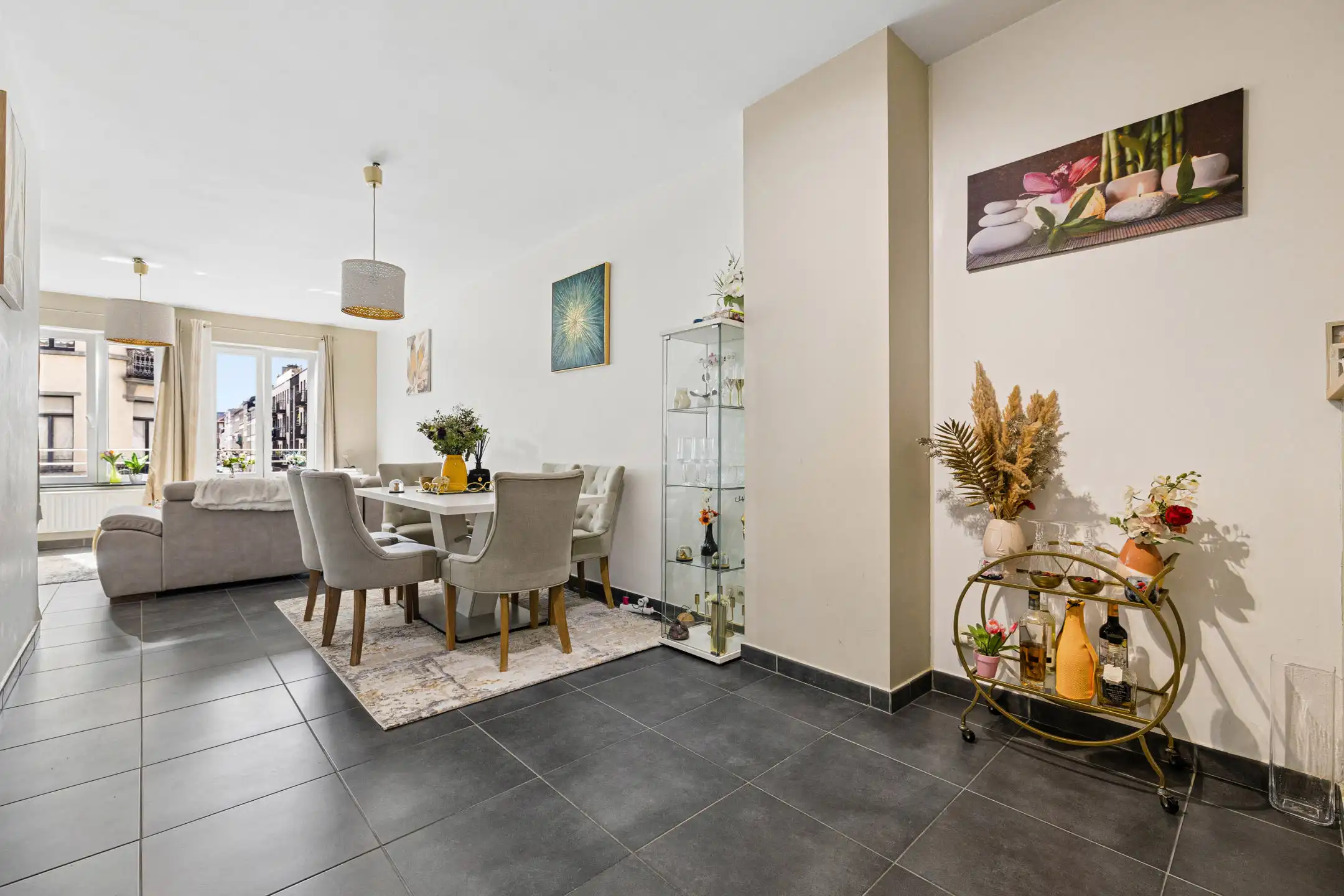Ruim appartement met 1 slaapkamer van ± 75m² foto 2