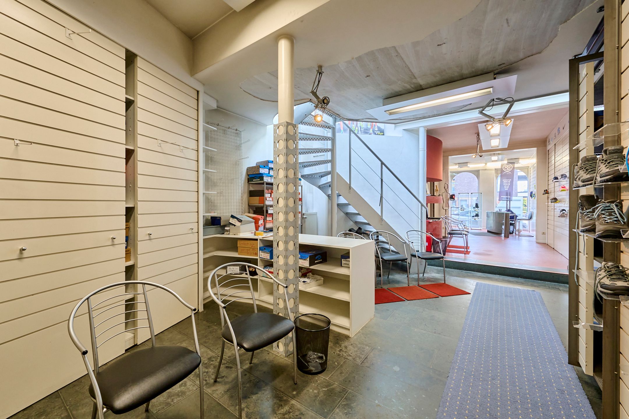 Ruim handelspand met bovenliggend appartement foto 5