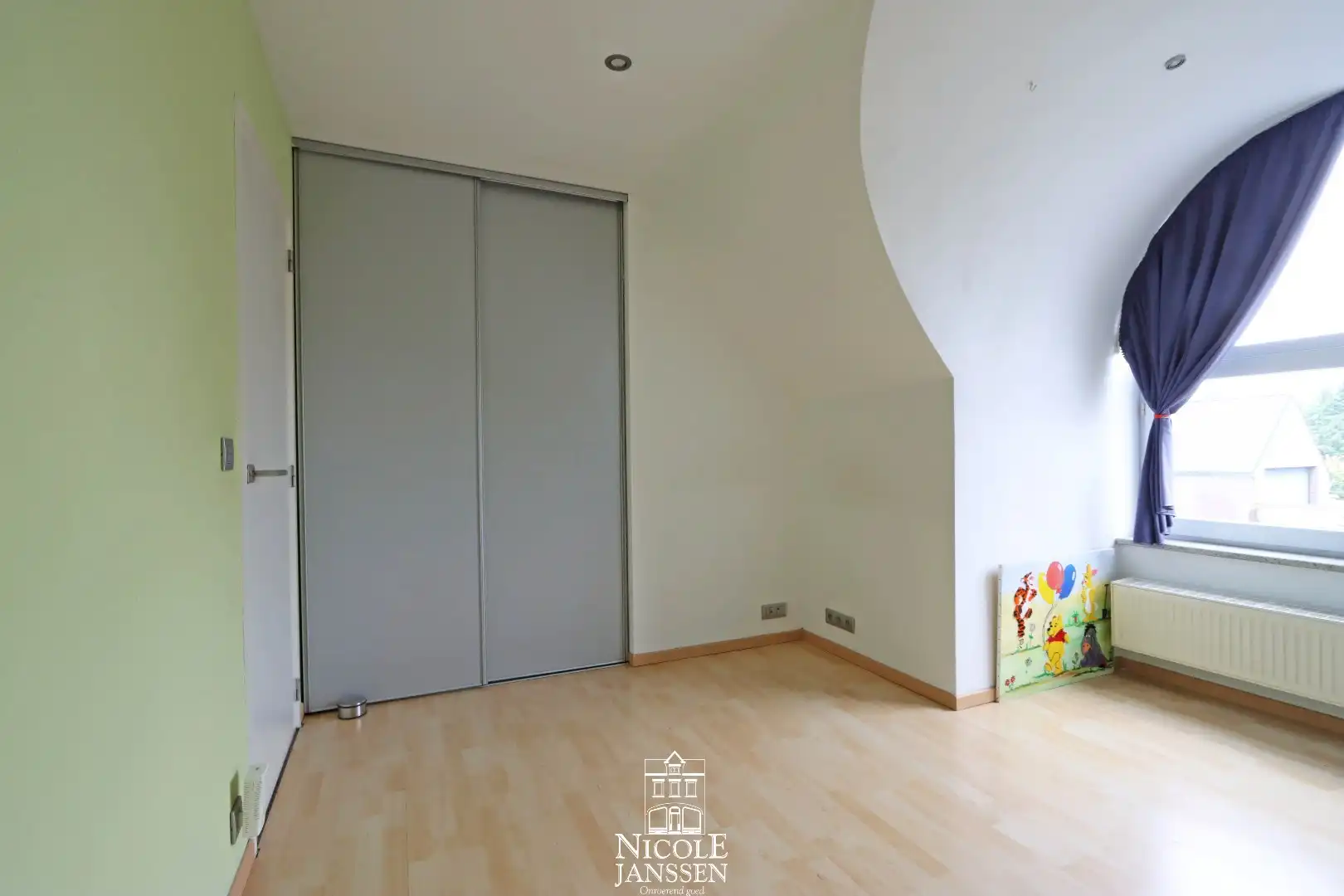 Vrijstaande ruime woning met dubbele garage en grote tuin met zwembad foto 29