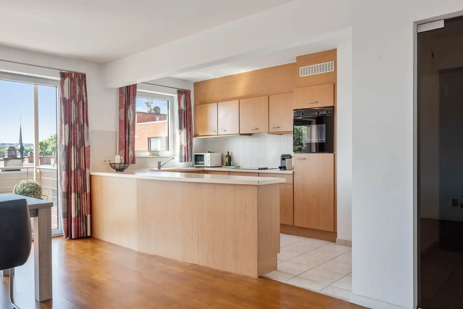 Ruim, lichtrijk en energiezuinig(A-label) appartement met 2 slaapkamers, een terras en de mogelijkheid tot aankoop van een autostaanplaats te centrum Leuven! foto 3