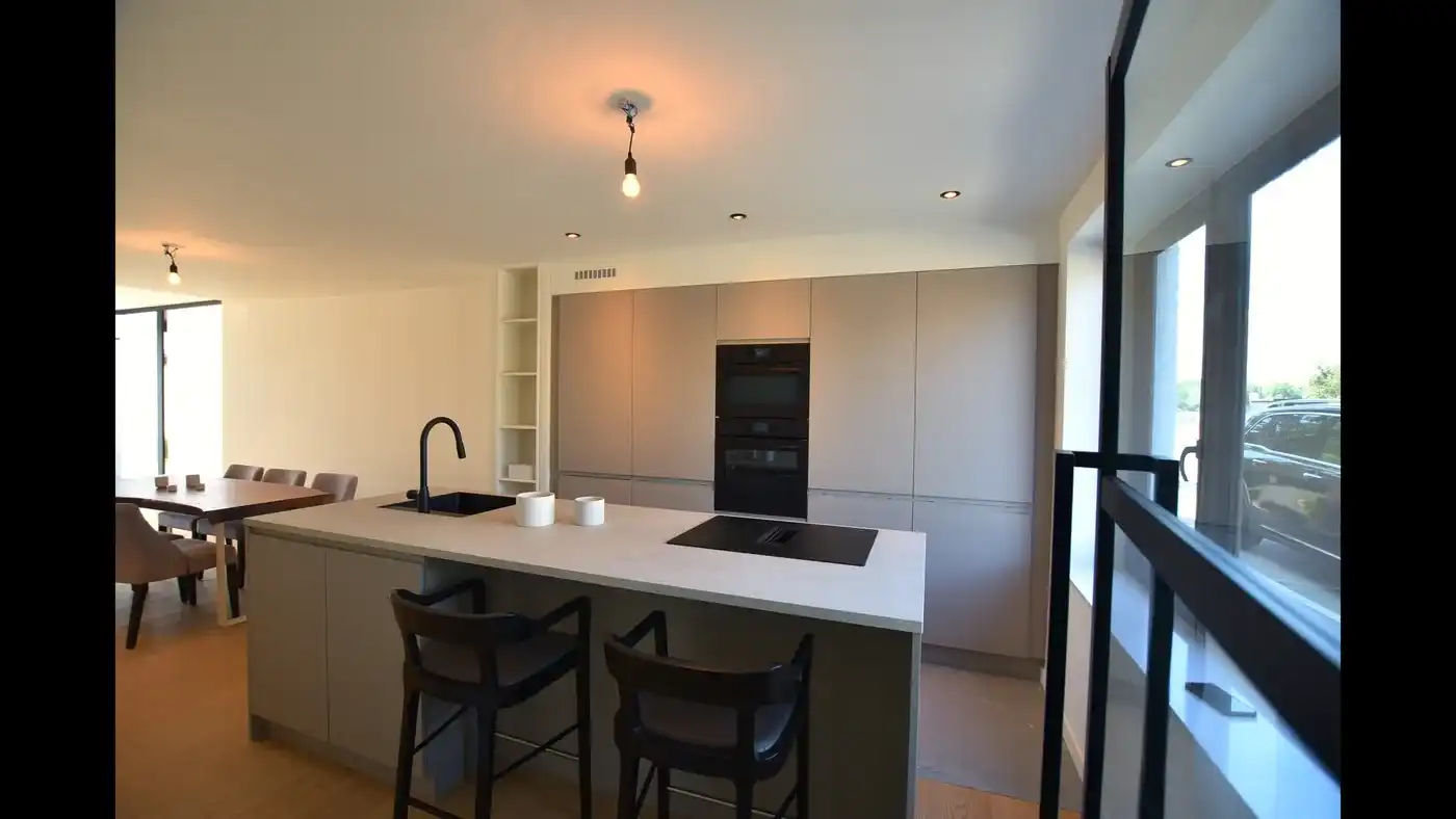 Volledig gerenoveerde en energiezuinige woning met prachtige diepe tuin foto 6