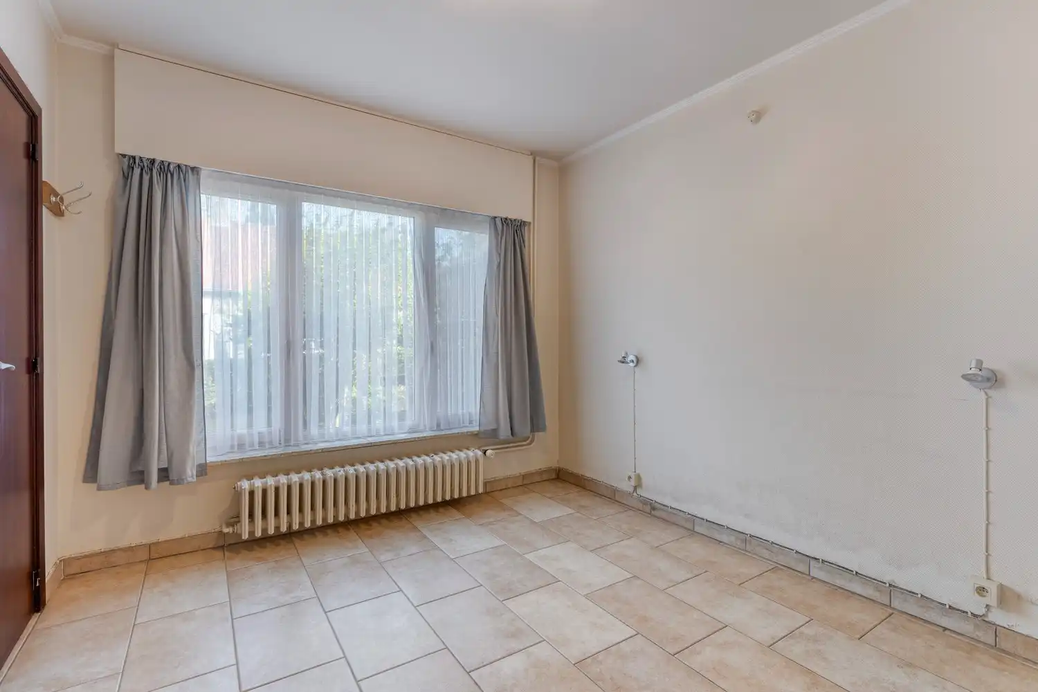 Te koop in Veldegem: Ruime gezinswoning met 5 slaapkamers, garage en riante, pittoreske tuin foto 13