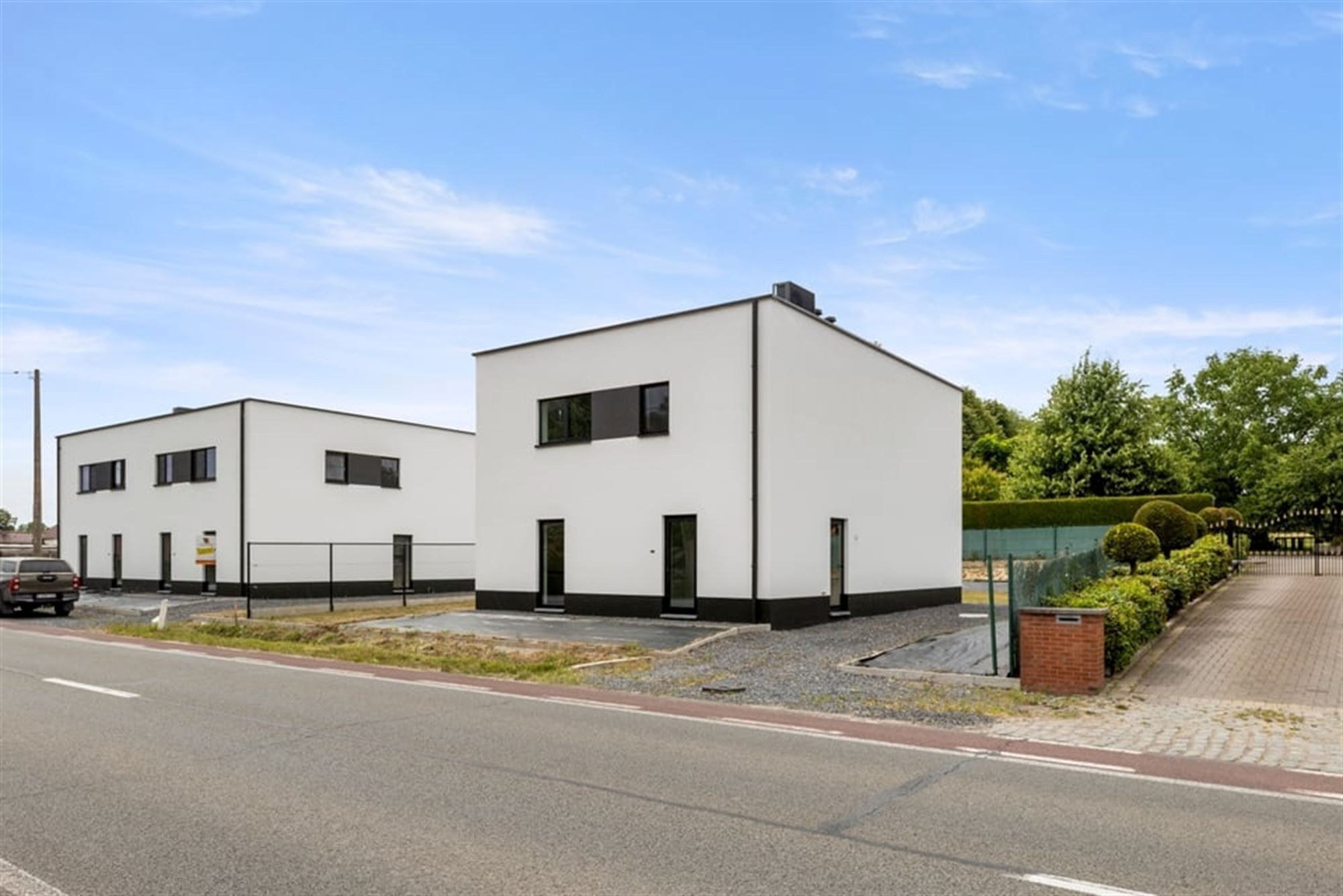 KNAPPE NIEUWBOUWWONING IN MODERNE STIJL  foto {{pictureIndex}}
