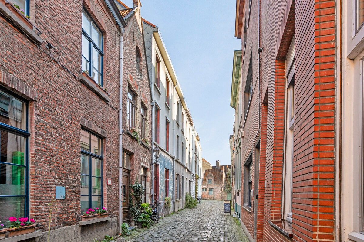 Historische stadswoning uit 1575 in het Patershol te Gent foto 2