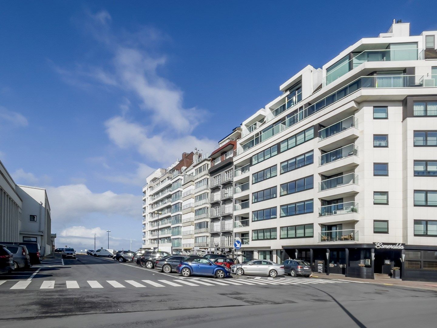 Horeca pand gelegen aan de zuid-west kant van het Canadasquare vlakbij het Casino foto {{pictureIndex}}