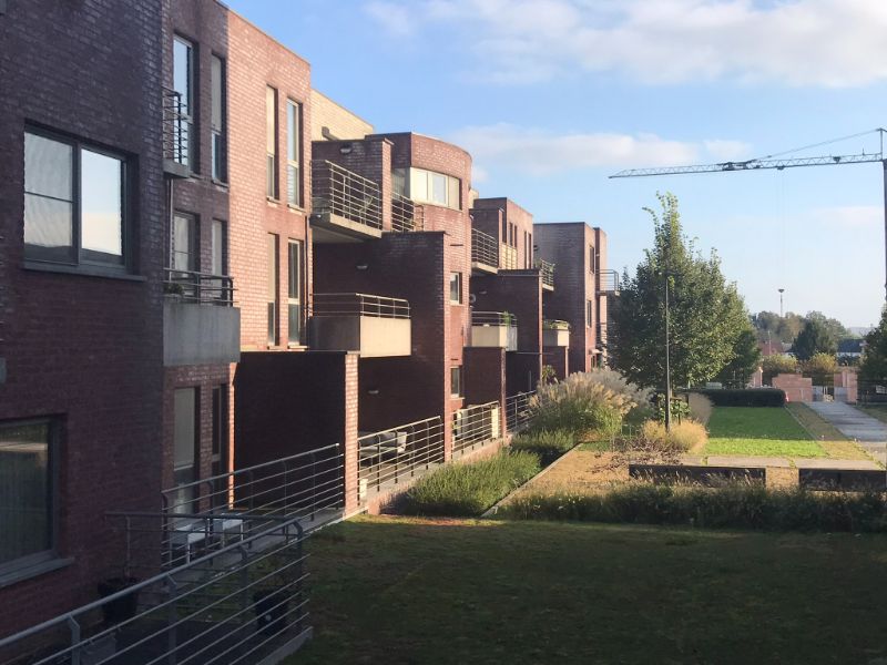 Rustig en zon georiënteerd, instapklaar 2 slk appartement met terras, private garage en dichtbij het Station van Denderleeuw en winkels foto 2