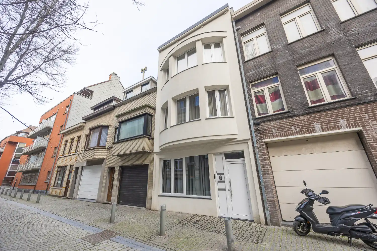 Volledig gerenoveerd opbrengsteigendom te koop in hartje Oostende foto {{pictureIndex}}