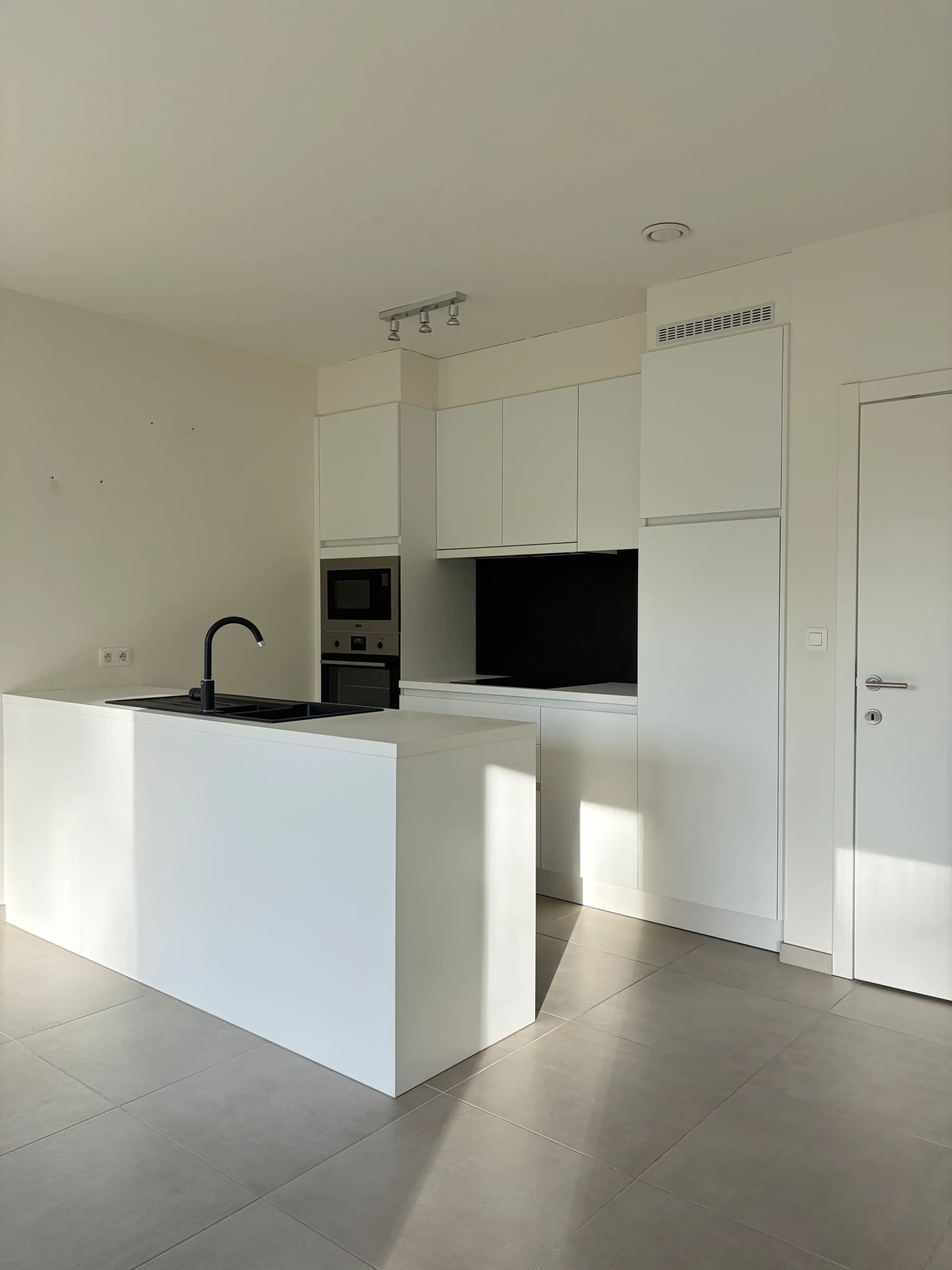 Ruim en lichtrijk 2-slaapkamerappartement met terras, extra brede staanplaats en berging! foto 2