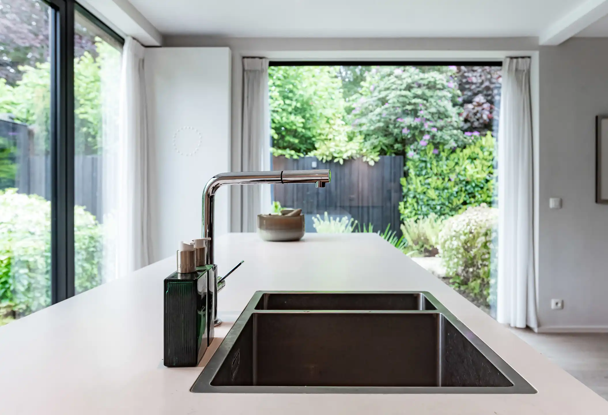 Prachtig gerenoveerde halfopen woning op een mooi perceel foto 11