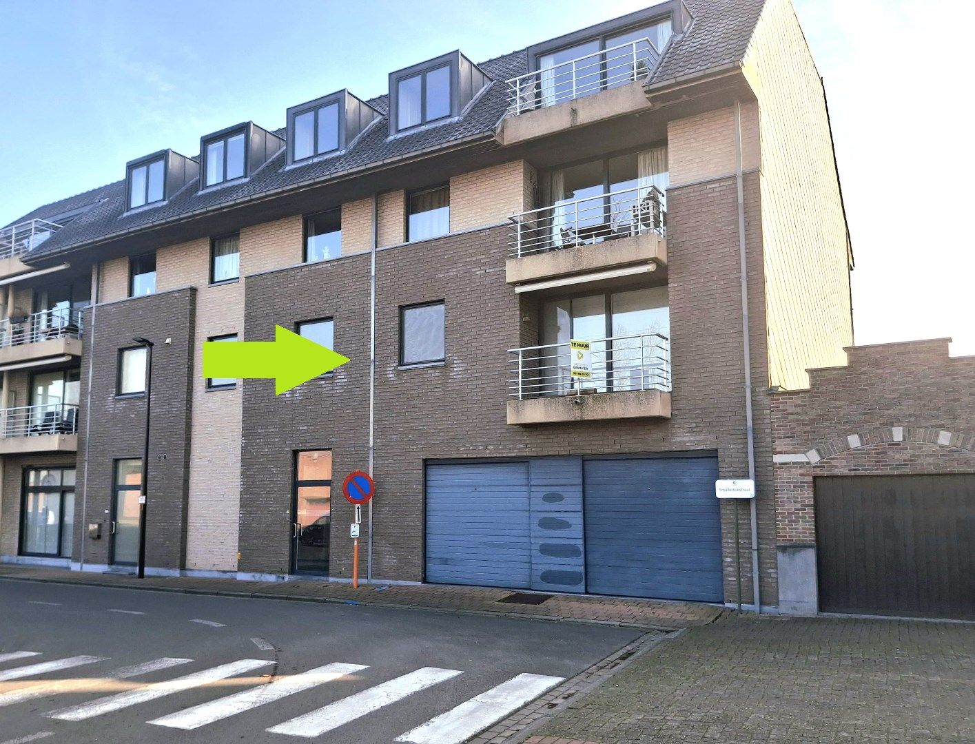 RUIM APPARTEMENT MET 2 SLPKS EN GARAGE IN HARTJE OOSTROZEBEKE foto {{pictureIndex}}