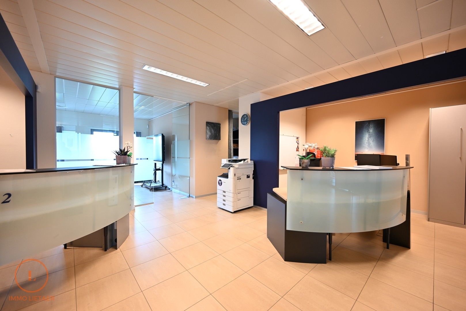 Modern handelspand op uitstekende commerciële ligging foto {{pictureIndex}}