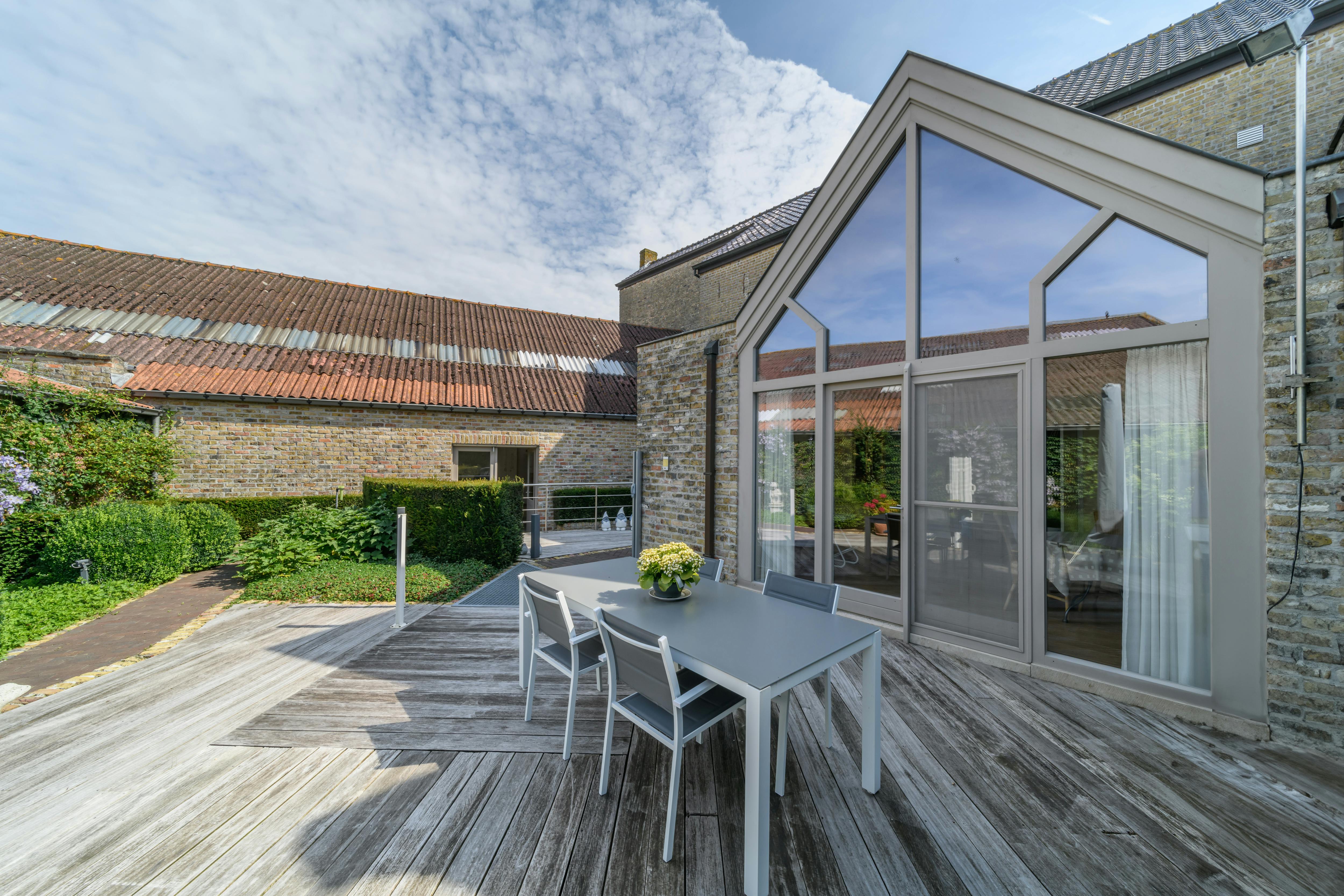 Herenhuis met ruime garage te koop in Izenberge. foto 30