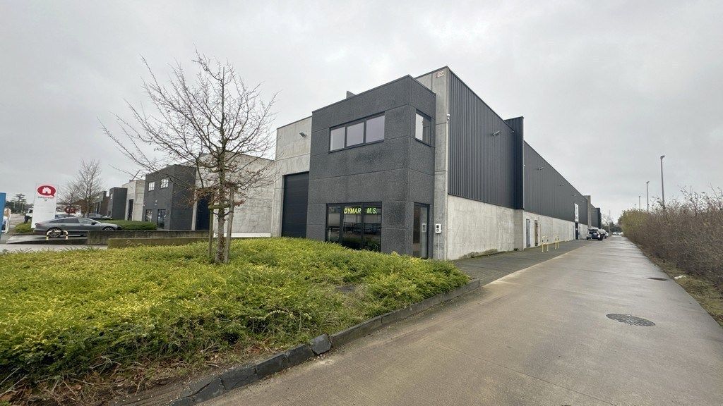 Magazijn met laadkades en kantoor te huur in Mechelen-Noord I foto {{pictureIndex}}