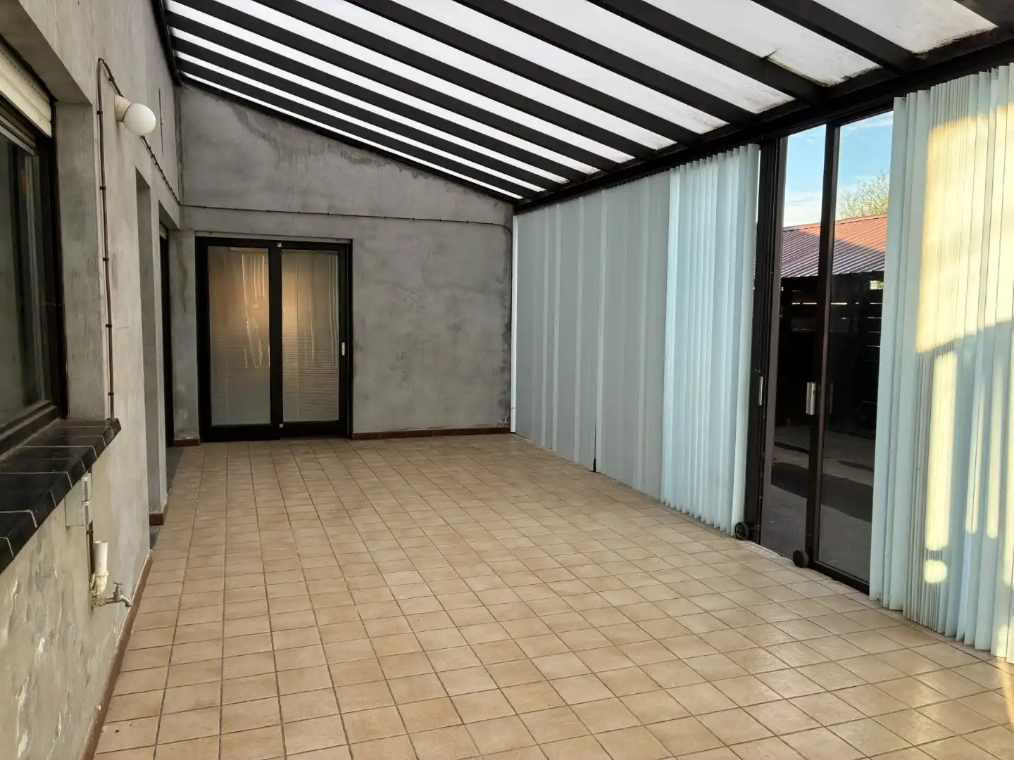 Woning met 2 slaapkamers en ruime veranda in de vijfwegen! foto 10