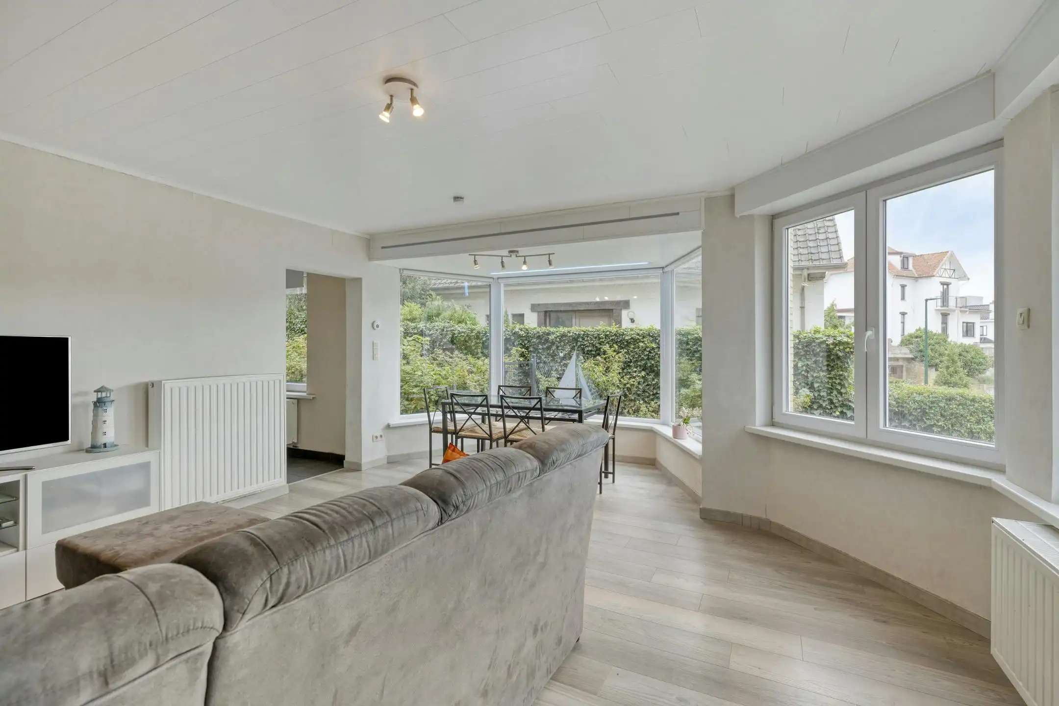 Gerenoveerd appartement (93m²) met zeer ruime tuin te De Panne foto 3