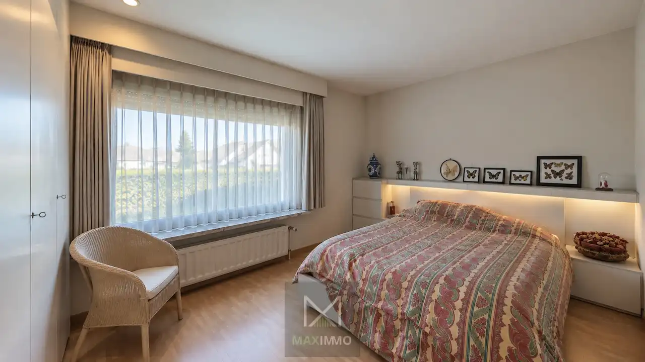 Instapklare gezinswoning met 3 slaapkamers, dubbele garage, ruim atelier en zonnige tuin in Rekkem foto 10
