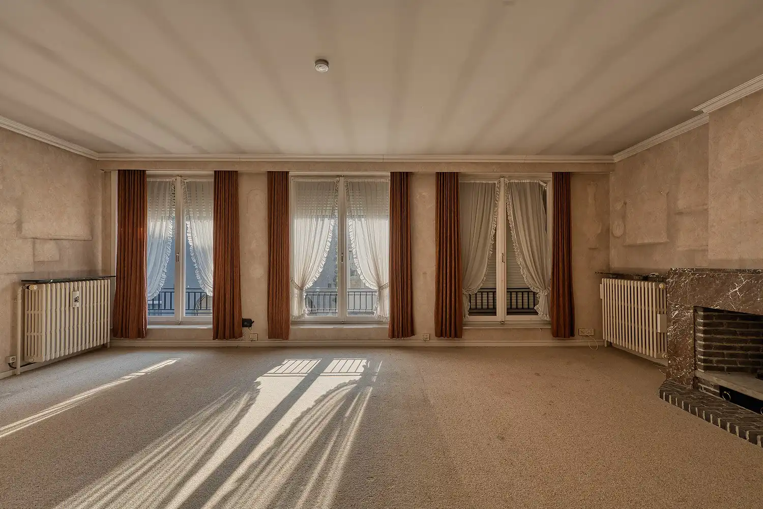 Hartje Brugge &nbsp;TOP &nbsp;TOERISTISCHE LIGGING , in de GOUDEN DRIEHOEK, Uitzonderlijk HANDELSPAND ( gevelbreedte 11 meter) &nbsp; &nbsp; &nbsp; &nbsp; &nbsp; &nbsp; &nbsp; &nbsp; &nbsp; &nbsp; &nbsp; &nbsp;&nbsp; LICHTRIJKE WINKELRUIMTE ,uitgevend op &nbsp;Exclusieve STADSPATIO met overdekte rondgang van 105m²+ GARAGE van 30 m² UNIEK&nbsp; IN BRUGGE op dergelijke ligging ! ERBOVEN lichtrijk ruim APPARTEMENT met zonneterras, foto 30