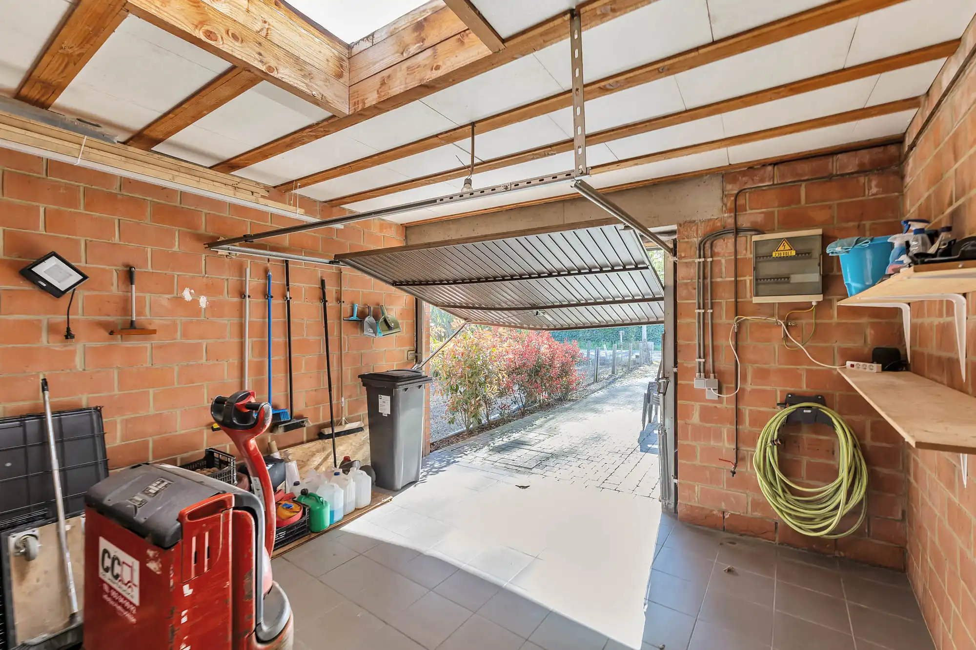 Goed onderhouden woning met garage foto 14