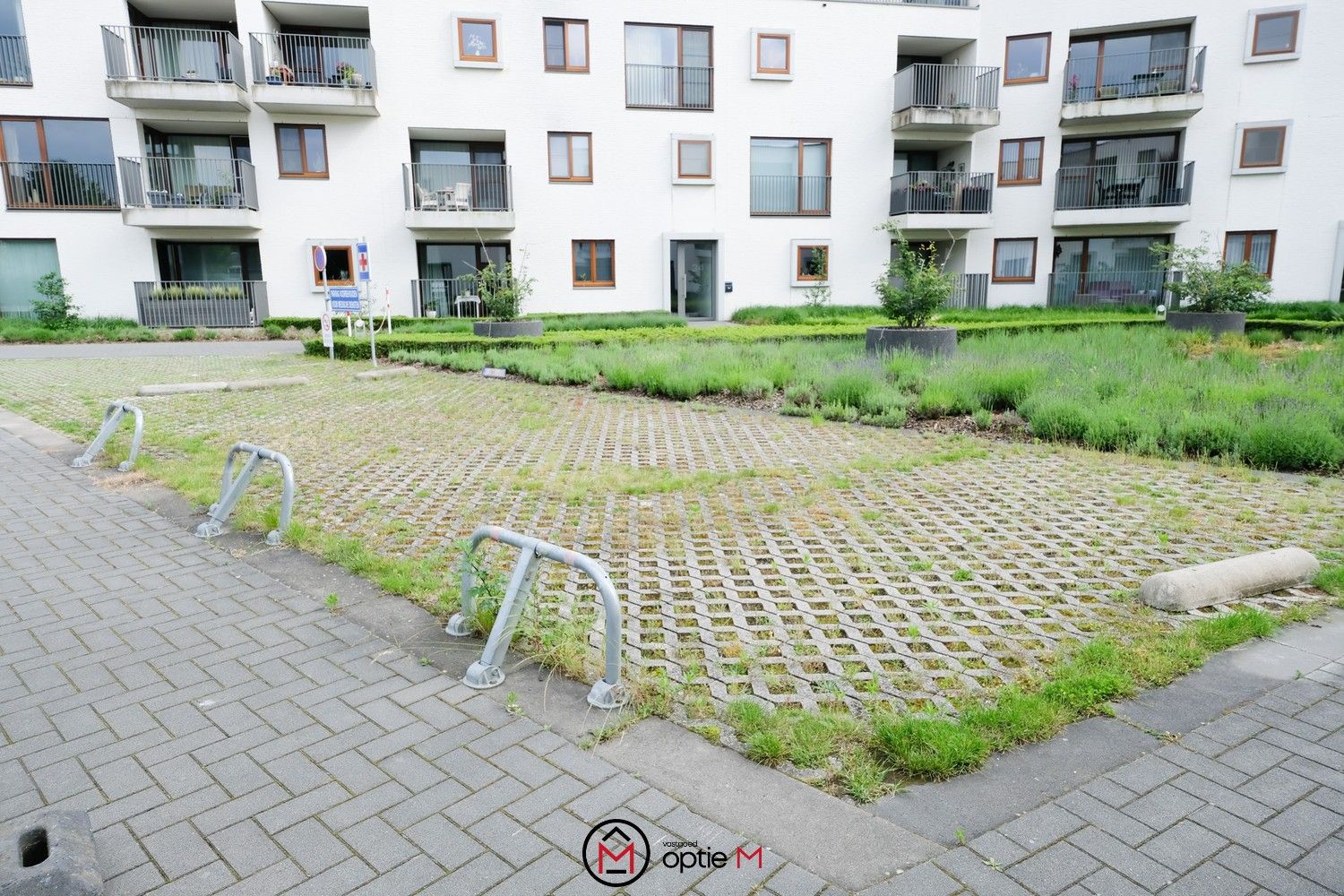 4 Parkeerplaatsen te huur in Bilzen foto 1