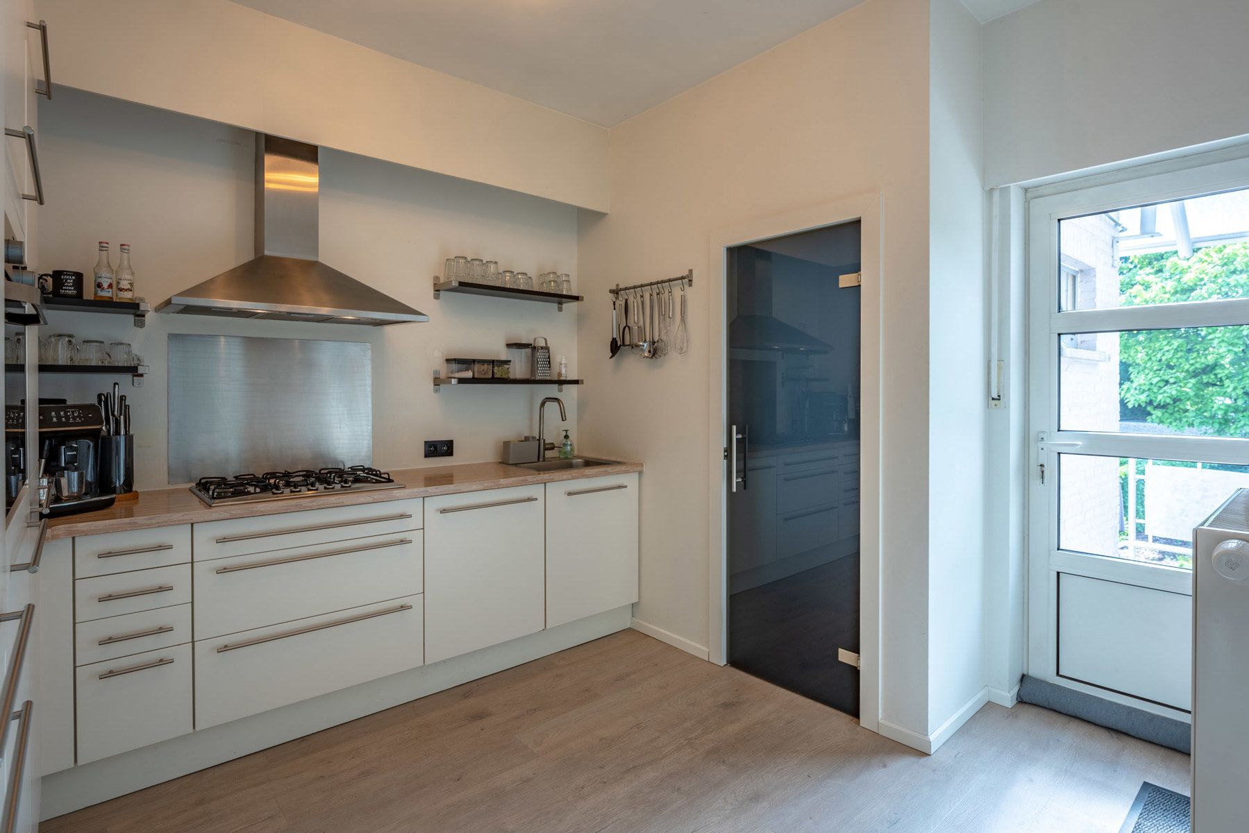 Instapklare bel-etagewoning met 2 slaapkamers, tuin en garagebox! foto 10