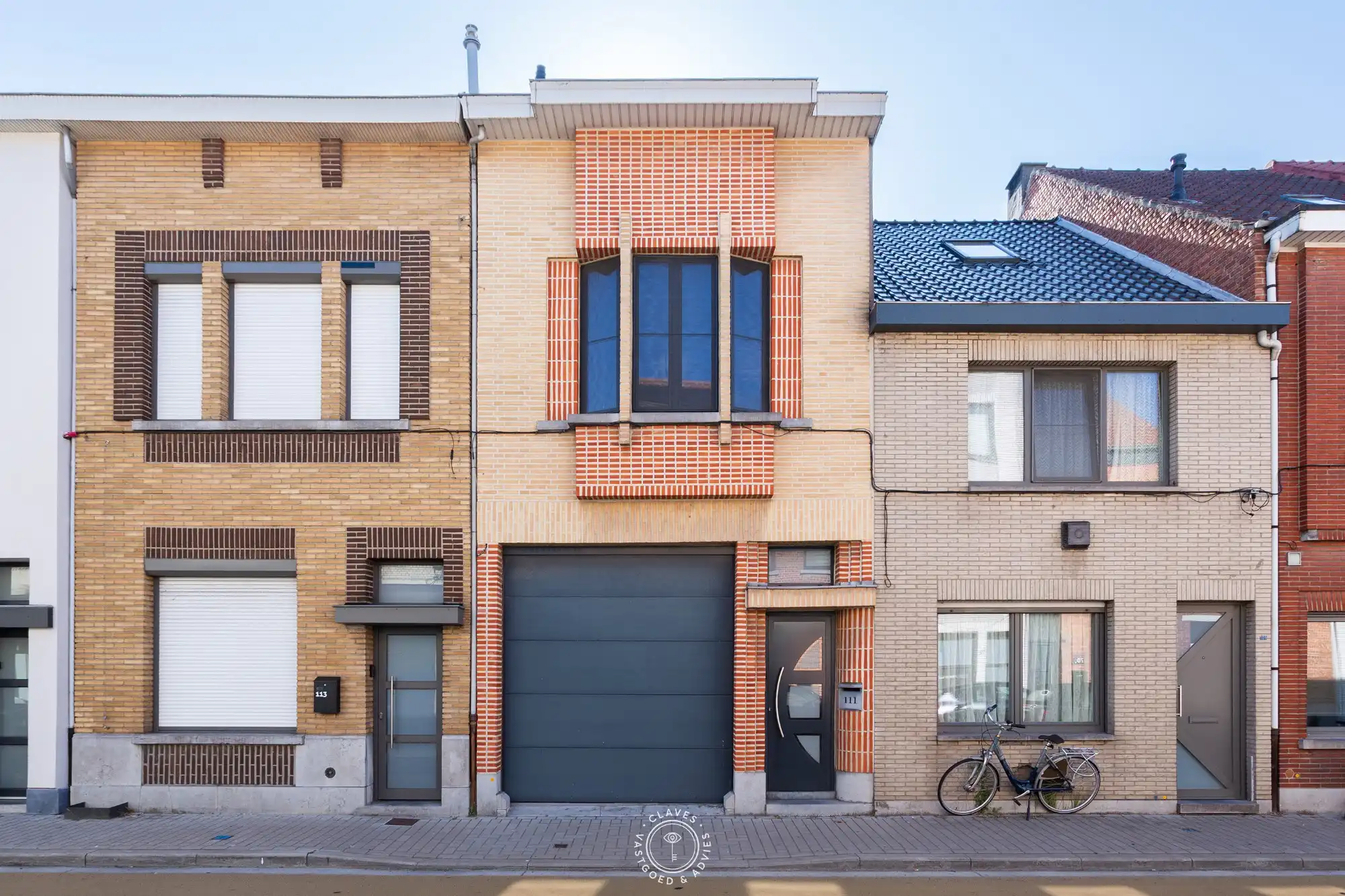 Hedendaagse gezinswoning achter statige art-decogevel foto {{pictureIndex}}
