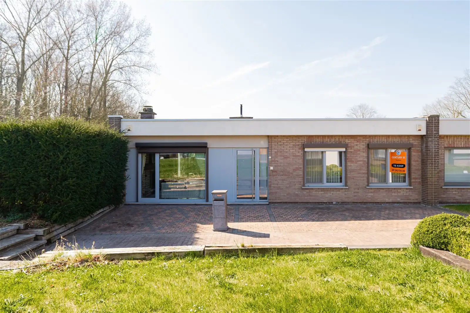 Halfopen bungalow met zonnige ruime tuin foto {{pictureIndex}}